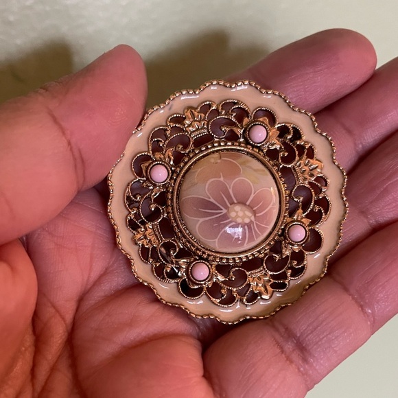 Elegant Gold and Pink Floral Brooch - Picture 6 of 7